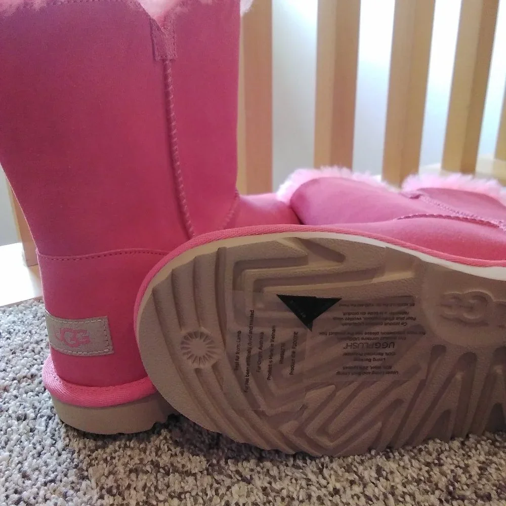 UGG - Picture 2 of 2